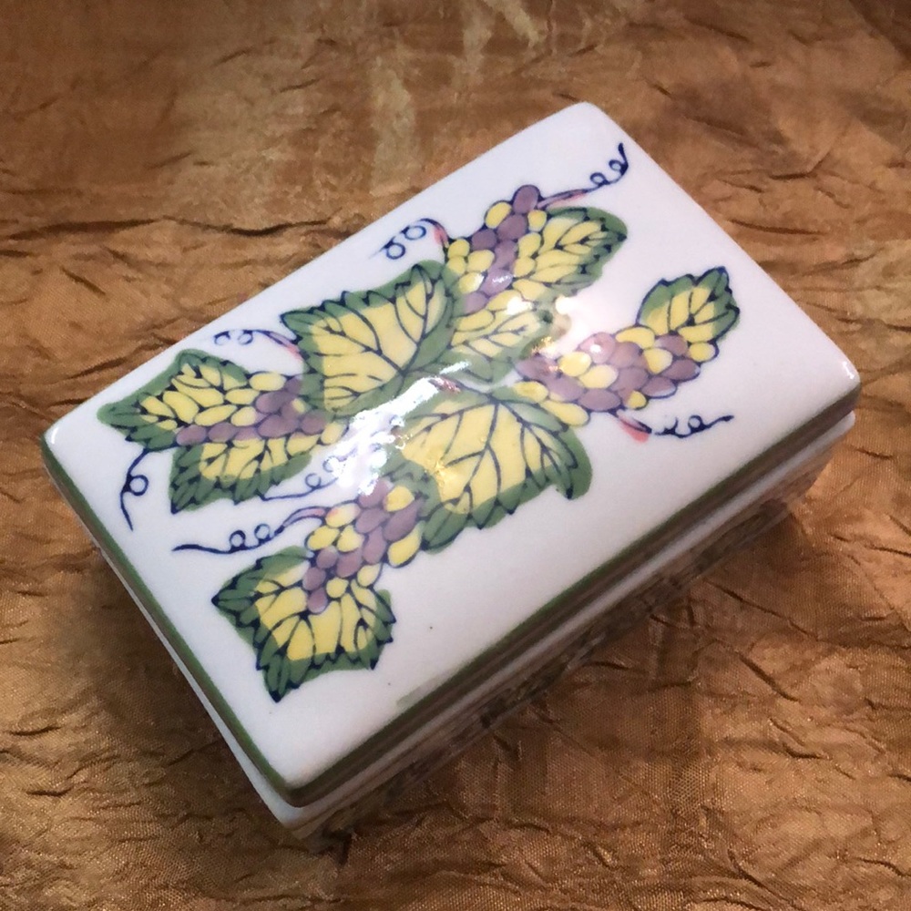 Porcelain Lidded Box-Grape Leaf Pattern